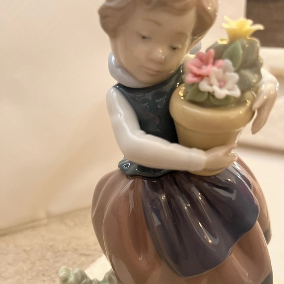 LLADRO Linda Con Maceta Spring is Coming - Picture 2 of 14